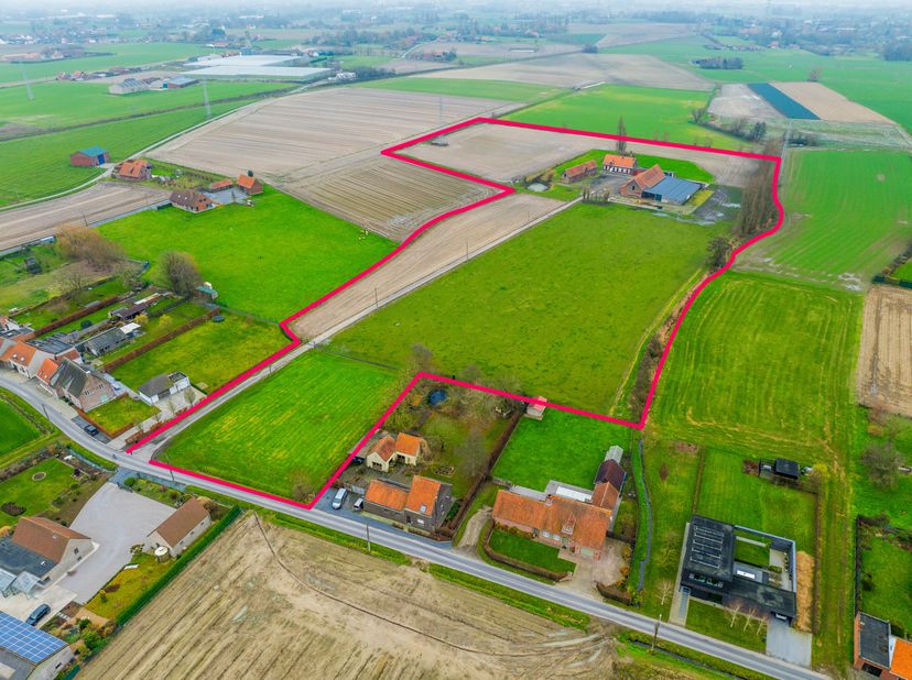 Prachtig gelegen U-hoeve in het landelijke Ingelmunster, op een rustige locatie met vlotte verbinding naar nabijgelegen gemeenten en hoofdwegen. Dit u
