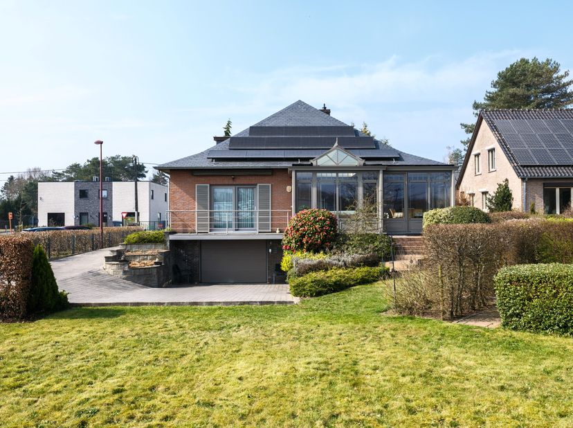 De volledig onderkelderde villa beschikt over een enorme zolderruimte waardoor ze veel groter is dan wat ze op het eerste zicht lijkt. De inpandige ga