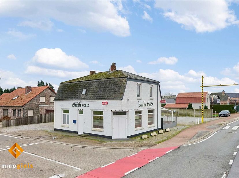 Dit handelspand met bovenliggend appartement is gelegen op een ruim perceel van 6a45ca en beschikt over een zéér ruime parking. &lt;br /&gt;
Op de gelijkvlo