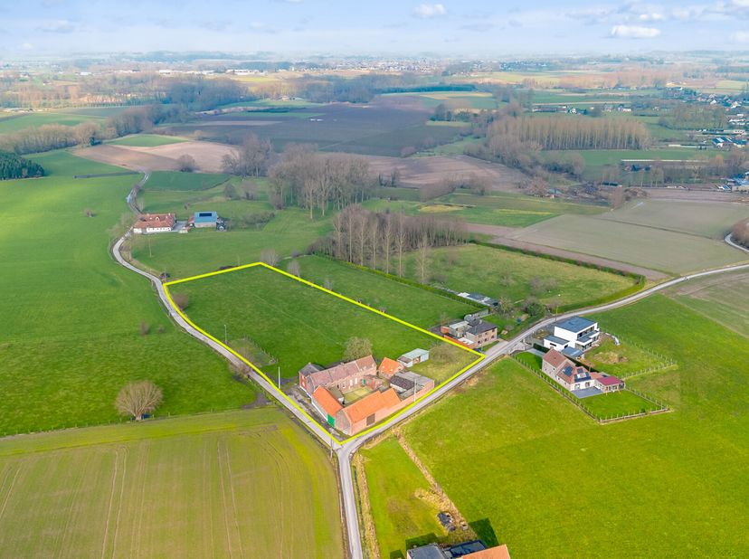 Ferme à rénover située à Sint-Lievens-Esse, en zone agricole, situation très favorable, d&#039;une superficie totale de pas moins de 10320m². Bâtiment prin