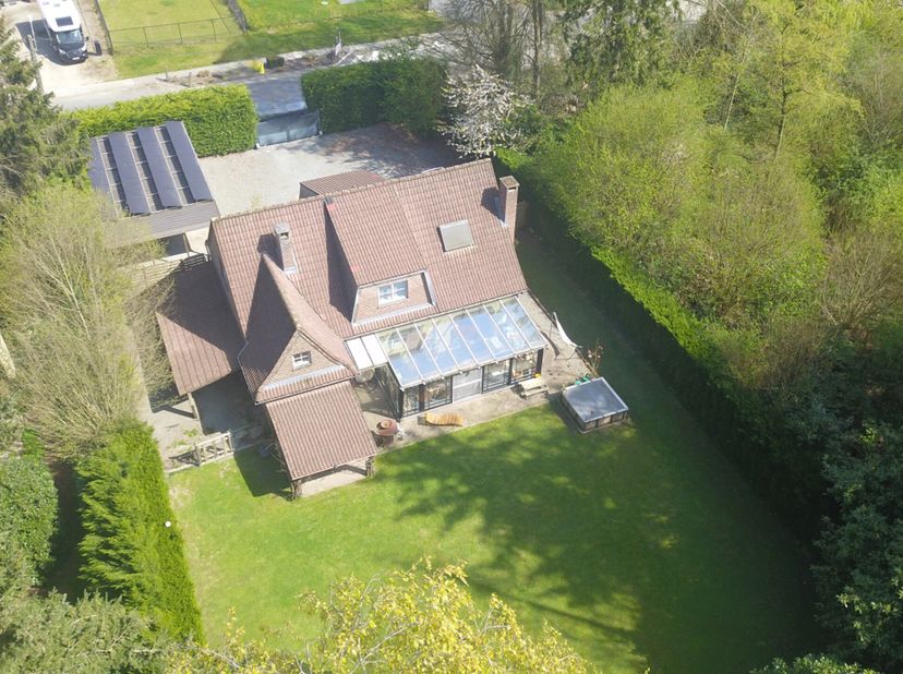 Ligging:&lt;br /&gt;
Deze villa ligt aan de rand van het zeer gewilde Bois du Strihoux en geniet van een uitzonderlijke omgeving die rust, groen en levenskw