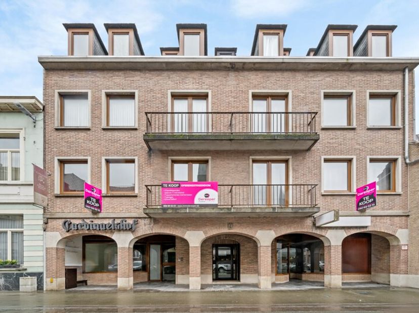Gelegen in de Stationsstraat te Gistel in het centrum, situeert zich deze opbrengsteigendom. Deze eigendom wordt samengesteld uit een gemeenschappelij