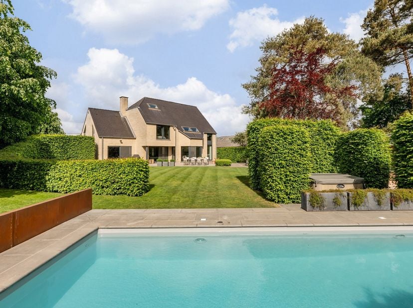 Instapklare villa met zwembad en prachtige tuin op topligging in Haacht centrum  Richtprijs: euro,- 985.000&lt;br /&gt;
In het hart van Haacht, op een uitzo
