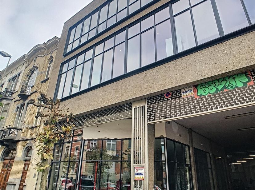 Nous vous proposons un espace commercial de ± 65 m² à louer au rez-de-chaussée dun immeuble situé dans le quartier dynamique de Demolder. Cet espace b
