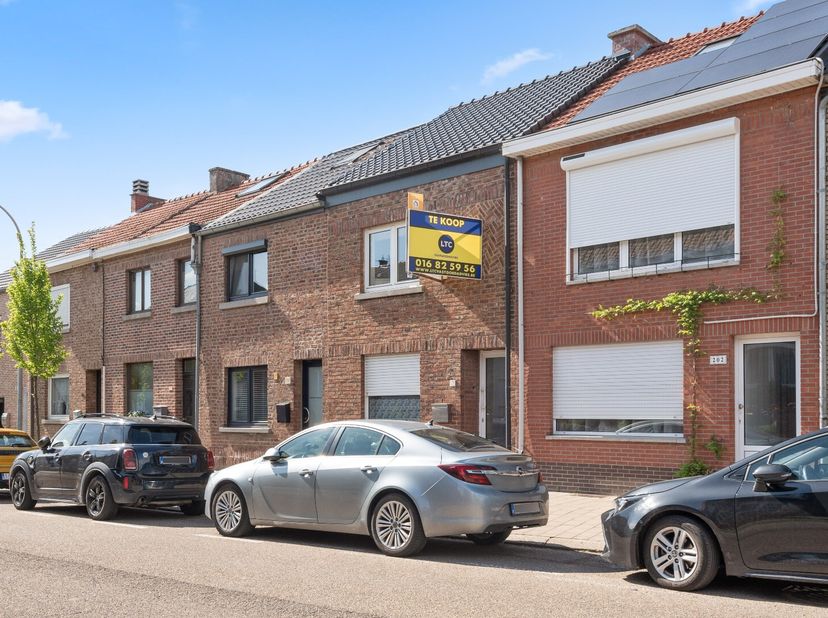 Deze charmante rijwoning in de Houtemstraat biedt tal van mogelijkheden! Gelegen op een perceel van 420 m², geniet je van een zuidwestgerichte tuin va