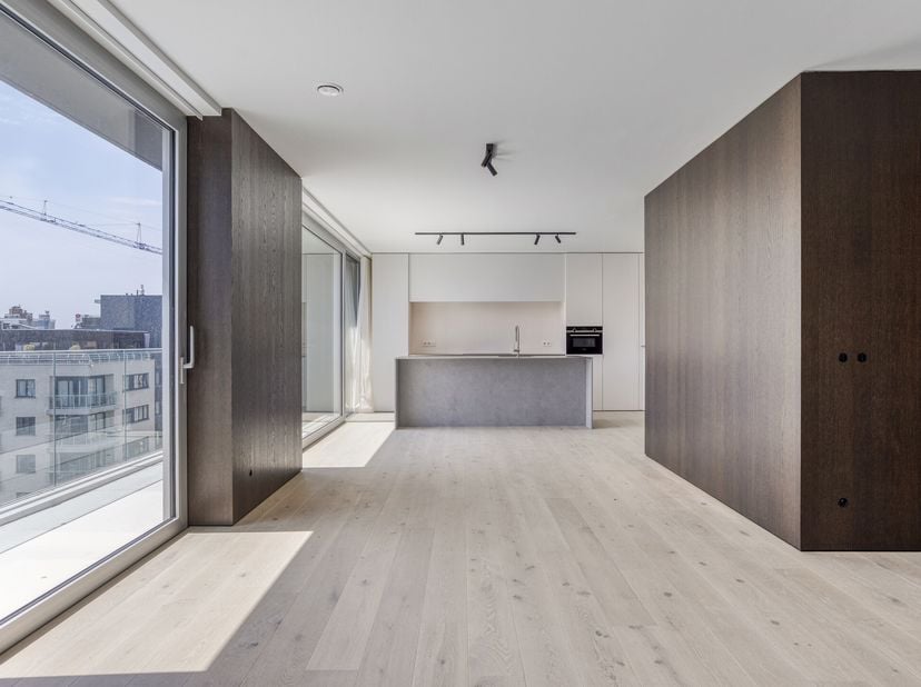 Dans la résidence Coxy-Dunes à Koksijde, près de la plage, nous trouvons cet appartement neuf de haute qualité (147m²) avec de spacieuses terrasses de