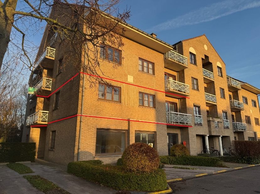 Dit appartement van bouwjaar 1991 zal U verrassend overtuigen na een bezoek met zijn vele ruimte, goede indeling en veel lichtinval. er werd recent ee
