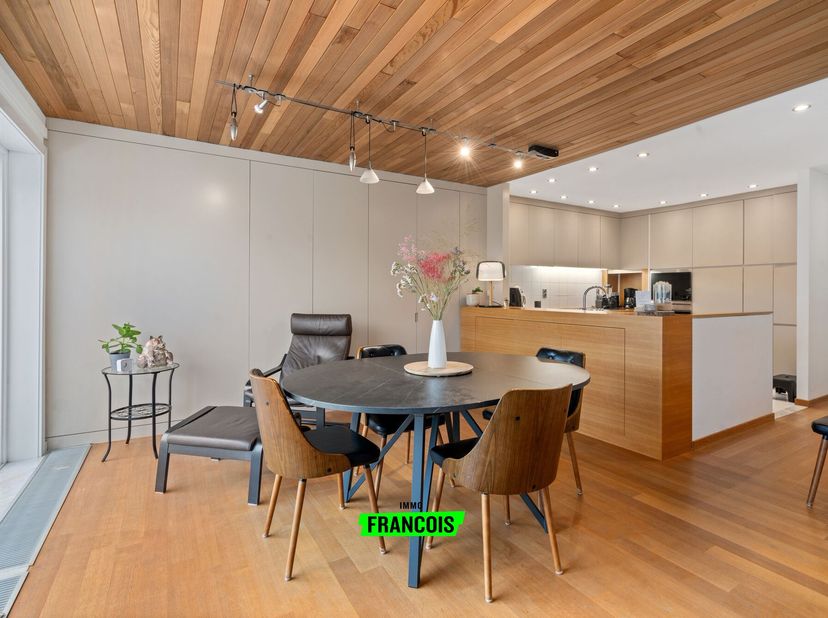 Ce PENTHOUSE prêt à emménager, situé dans la résidence à petite échelle &quot;Iris&quot;, se trouve dans l&#039;une des rues adjacentes du centre de Zottegem. L&#039;appa