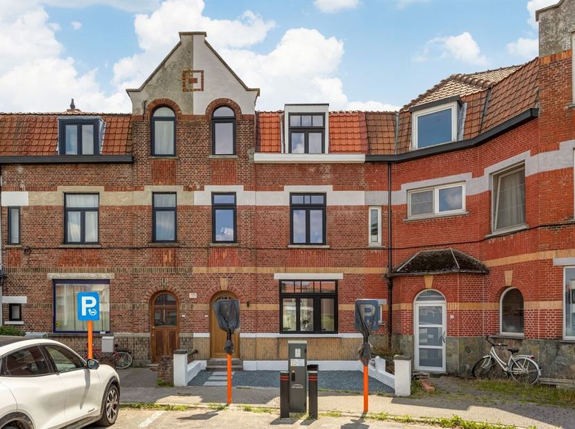 In een rustig straatje nabij het centrum van Mechelen vindt u deze stijlvol gerenoveerde woning met verrassend veel ruimte, moderne afwerking en energ