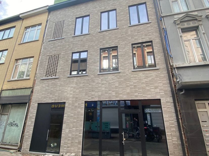 Nieuwbouw casco winkelpand.&lt;br /&gt;
Enkele voordelen: geen grote algemene kosten, centraal gelegen in een opkomende buurt.&lt;br /&gt;
Voorlopige oplevering 3