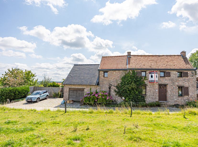 ZALIGE FAMILIEWONING IN EEN AGRARISCHE OMGEVING. Deze open bebouwing onderging in 2014 een grotendeelse make-over met behoud van heel wat authentieke