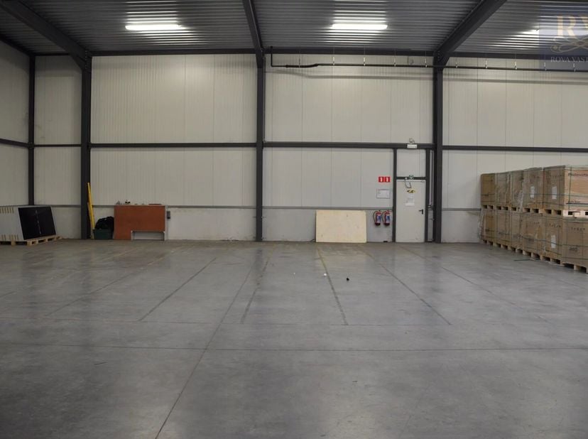 OPSLAGLOODS VAN +/-926 M² MET LAADKADE EN POORTEN OP EEN CENTRALE LOCATIE IN ZONHOVEN&lt;br /&gt;
Deze recent gebouwde opslagplaats vindt u terug op het ind