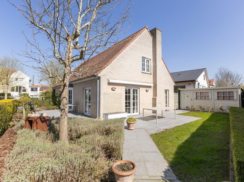 Oostduinkerke: instapklare villa te koop op een toplocatie.Deze instapklare villa is gelegen op een toplocatie en biedt alle comfort voor aangenaam wo