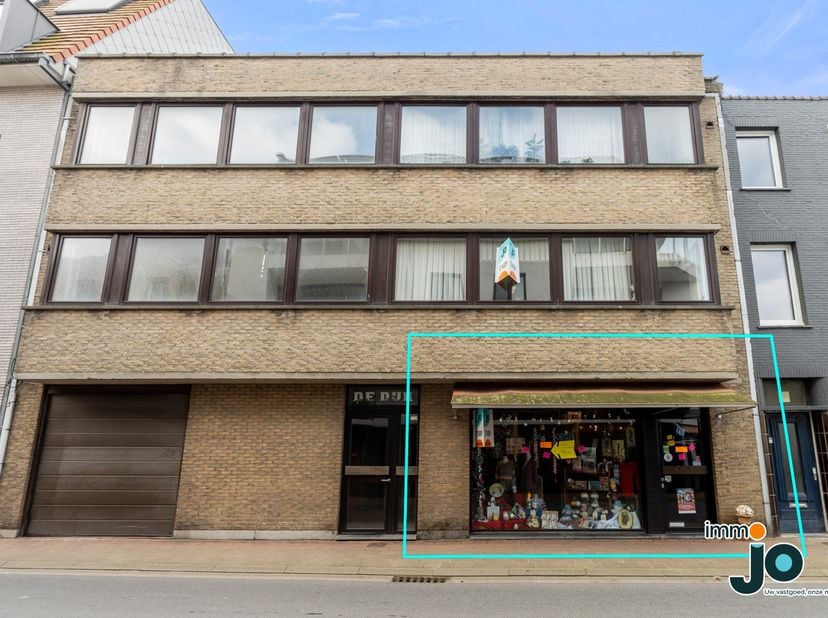 In het hartje van Bredene, in de Duinenstraat 313, dé bruisende winkelstraat van de gemeente, vindt u deze veelzijdige handelszaak. Dankzij de topligg