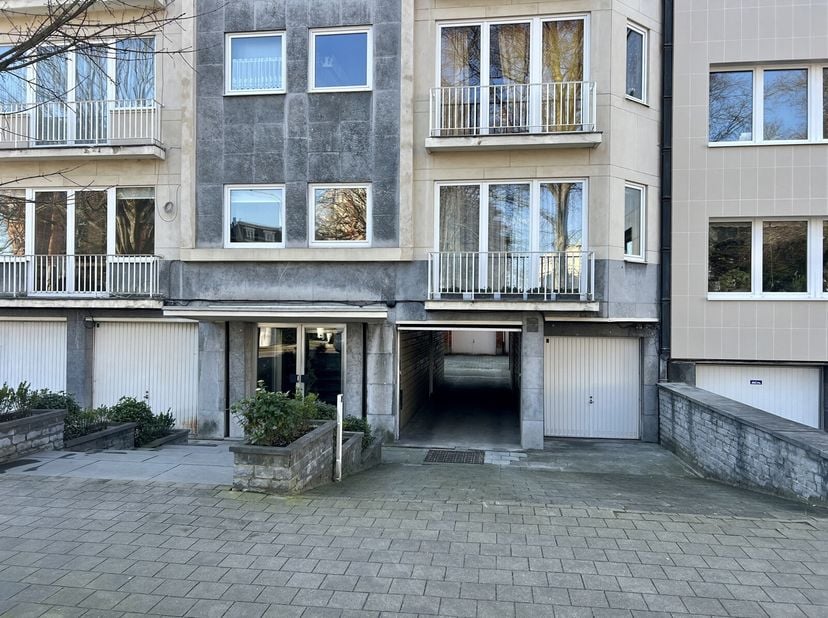 A vendre, un box de garage fermé ( hauteur: 1,95 x largeur 2,36 x profondeur 6,40) en intérieur d&#039;ilot situé au square Josephine Charlotte 1 à 1200 Wo