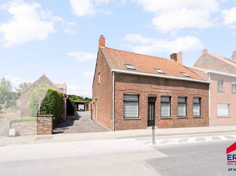 Maison jumelée avec garage double, atelier et jardin NieuwkerkeCette maison jumelée prête à l&#039;emploi est située au calme à Nieuwkerke et offre beaucou