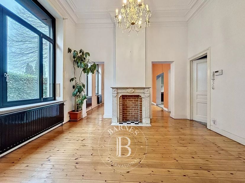 Ixelles, à proximité du Bois de la Cambre, Barnes Brussels vous présente cette charmante maison lumineuse de 275m2 bruts (environ 204m2 habitables).&lt;b