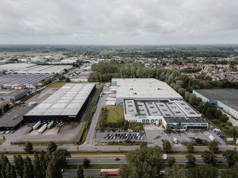 Ces bâtiments logistiques spacieux à louer sont situés à un endroit parfaitement visible au Rijksweg 19 à Bornem. Les vastes entrepôts avec bureaux se