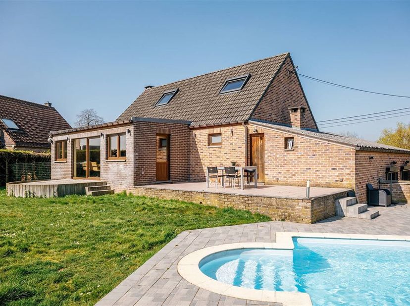 Ontdek dit charmante huis in Fosses-la-Ville, dat modern comfort combineert met rustieke charme. Met een woonoppervlakte van 145 m² biedt deze woning
