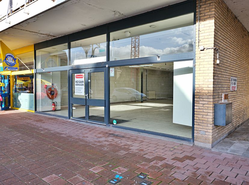 Handelsruimte met een oppervlakte van ca 513 m² te huur in de Ooststraat te Veurne. Laad- en loszone  op de inrit. Verdere parkeermogelijkheden in de