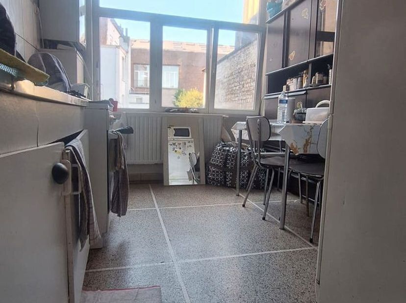 Gelegen in een levendige buurt te Sint-Joost-ten-Noode, stellen wij jou dit appartement op de TWEEDE verdieping van een kleine mede-eigendom ZONDER LI
