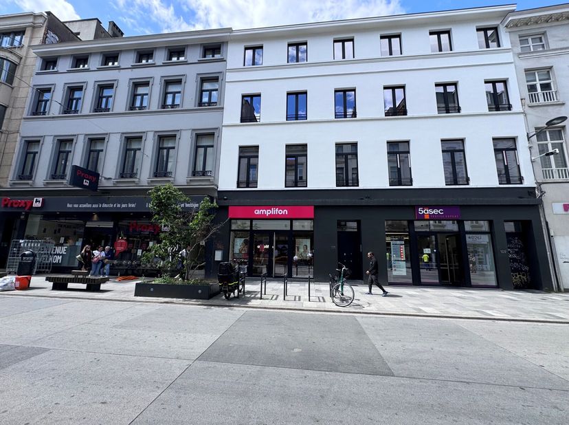 REZ-DE-CHAUSSÉE COMMERCIAL LOUÉ  INVESTISSEMENT LOCATIF PREMIUM À BRUXELLES&lt;br /&gt;
À vendre : un actif commercial rare et sécurisé, idéalement situé au