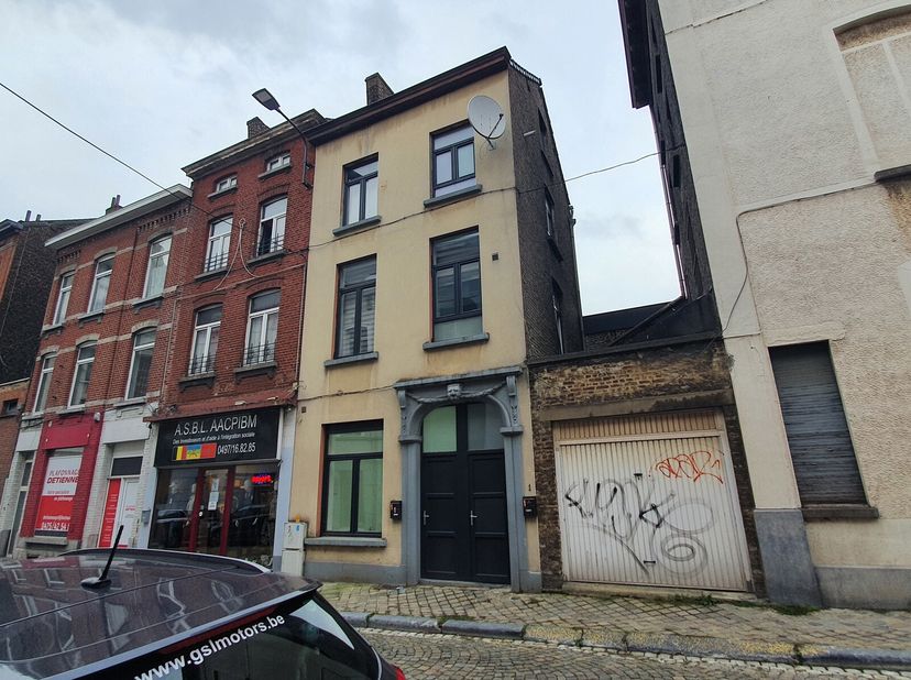 Immeuble 2 unités totalement rénové en plein centre-ville.CHARLEROI  Rue Montal 1 : Immeuble de rapport avec 2 unités avec un revenue mensuel de 1000e