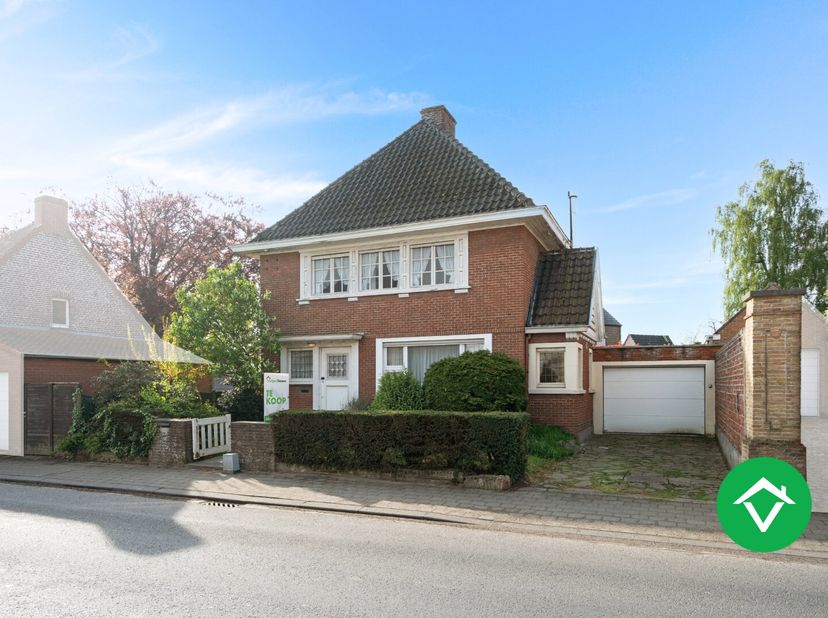 Deze woning is gelegen op een grondoppervlakte van 340 m² en bestaat uit: voortuin - oprit - inkomhal - living - keuken - ruime kelder - toilet - berg
