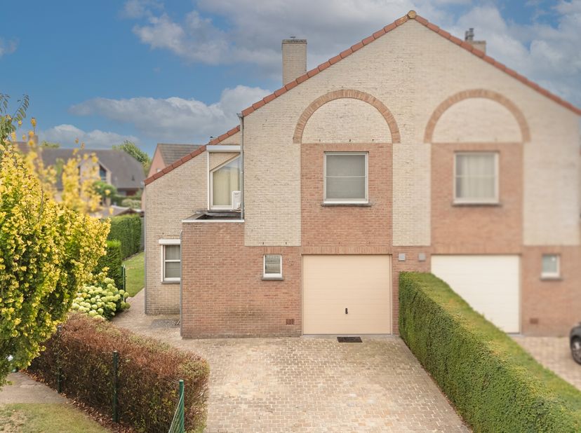 Op zoek naar rust, ruimte en comfort op een toplocatie?&lt;br /&gt;
Deze instapklare halfopen bebouwing bevindt zich in een exclusieve, residentiële wijk in