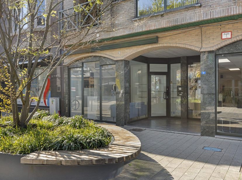 Ben je op zoek naar een commerciële toplocatie om jouw zaak te vestigen of te investeren in een vastgoedpand met tal van mogelijkheden?&lt;br /&gt;
Dan is d