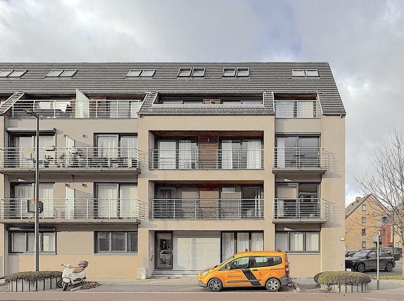 Heel verzorgd instapklaar appartement op wandelafstand van zee en alle voorzieningen (winkels, markt, openbaar vervoer) bestaande uit ruime living met