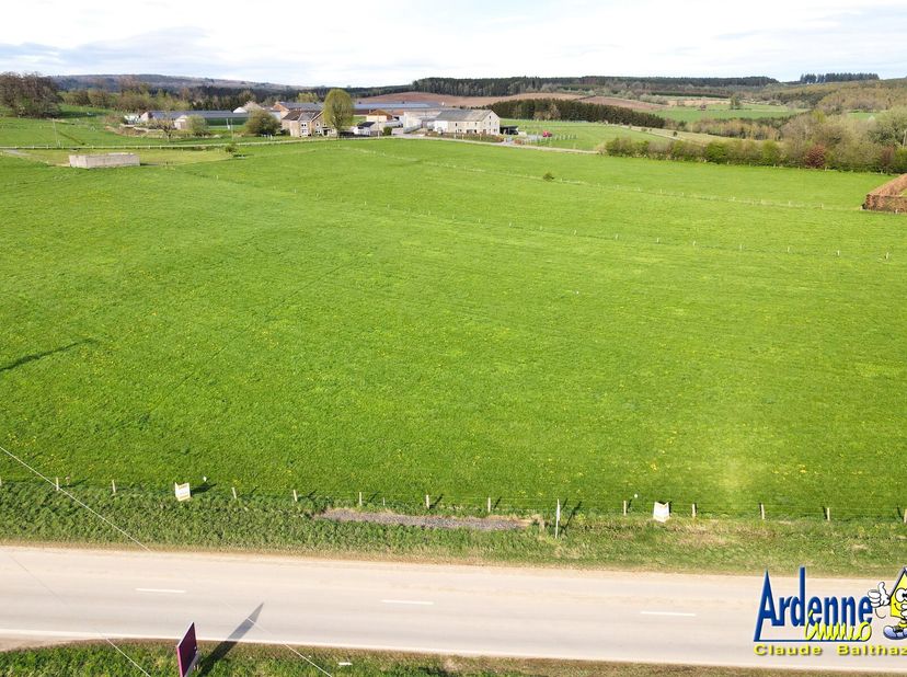 Terrain plat, faisant partie d&#039;une division parcellaire (lot repris sous couleur verte au plan ci-joint)&lt;br /&gt;
Eau et électricité passent devant la ch