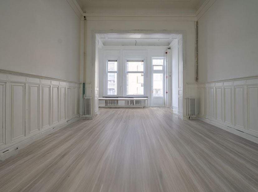 Vous recherchez un espace de bureau spacieux et situé au centre de Courtrai? Ce bâtiment de caractère d&#039;environ 650 m², réparti entre le rez-de-chauss