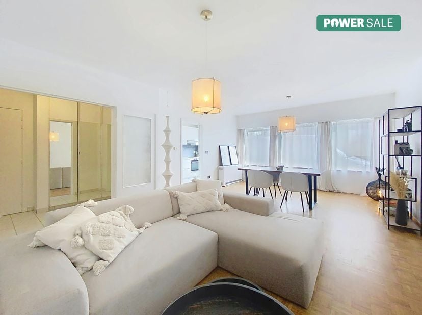 Dit instapklare appartement, gelegen op een toplocatie in het bruisende centrum van Aalter, biedt een perfecte combinatie van stijl, comfort en mobili
