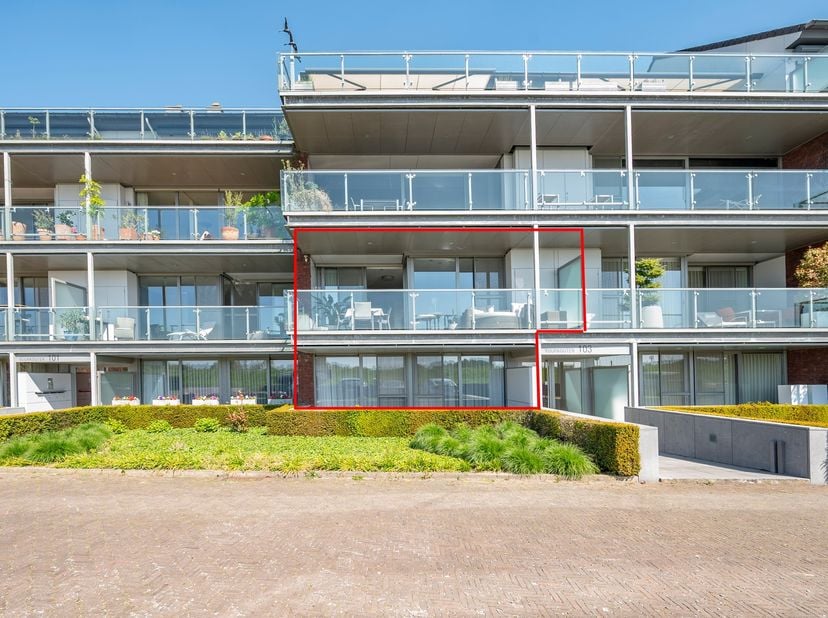 Dit prachtige en ruime duplexappartement in Steendorp, Temse werd in 2021 opgefrist en geeft een waar vakantiegevoel. Dankzij de unieke ligging vlak a