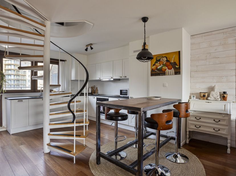 La Panne :Appartement duplex spacieux rénové avec 3 chambres, près de la mer et des dunesDécouvrez cet appartement duplex rénové, idéalement situé dan
