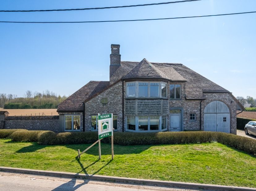 Deze adembenemende villa ligt midden de landerijen van Dikkelvenne palend aan het idilische Dikkele (Zwalm), biedt u het perfecte samenspel van luxe e