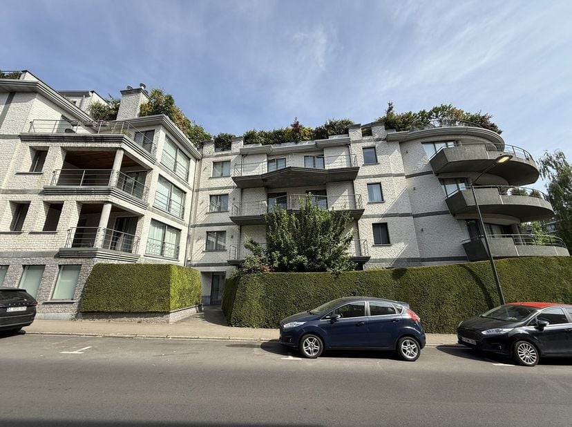 Victoire - Junot vous propose à Woluwe-Saint-Pierre, à proximité de Stockel, un magnifique appartement meublé de 145 m² situé au 1er étage, avec une b