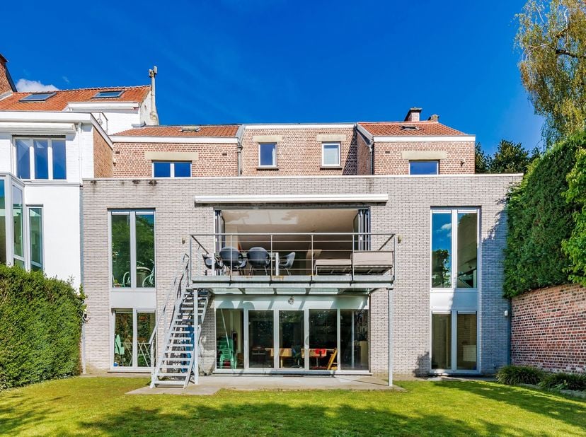 Dans le quartier Langeveld-Errera, ravissante maison de caractère 1929, +/- 476 m², rénovée, dotée dun beau jardin orienté plein sud (terrain de +/- 4