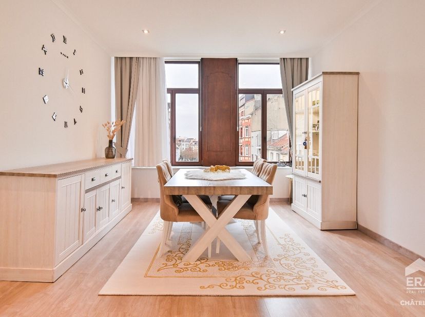 [[ DIT PAND NEEMT DEEL AAN DE ERA OPEN HUIZEN DAG OP 15/3 VAN 11:00 TOT 12:00 ]]Ontdek dit prachtige, lichte, gerenoveerde appartement in Schaarbeek,