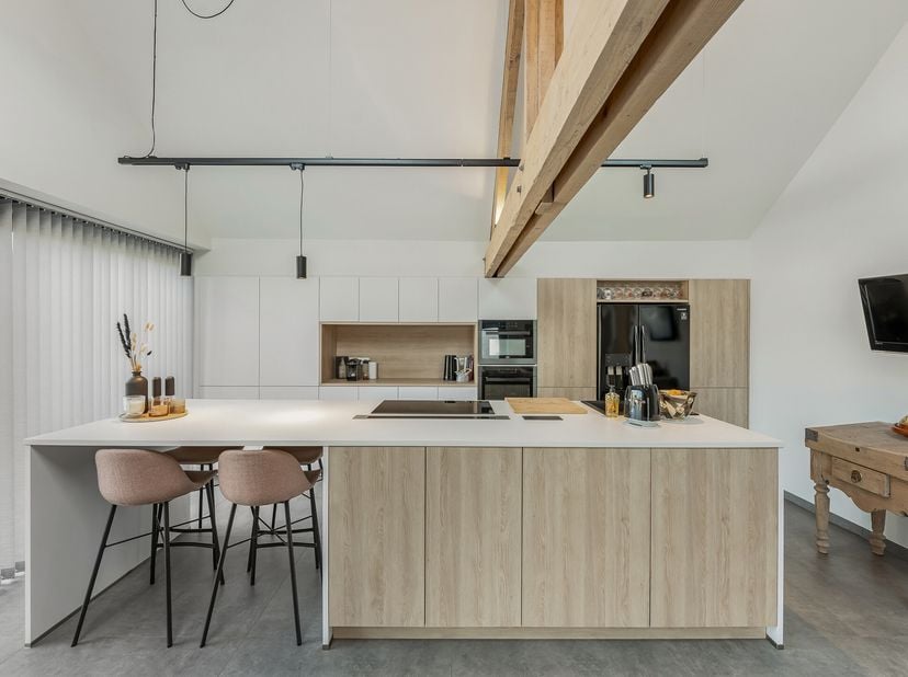 Stijlvol gerenoveerde woning op een perceel van 3a71ca te Rijkhoven. Deze landelijke deelgemeente biedt een rustige woonomgeving die hand in hand gaat