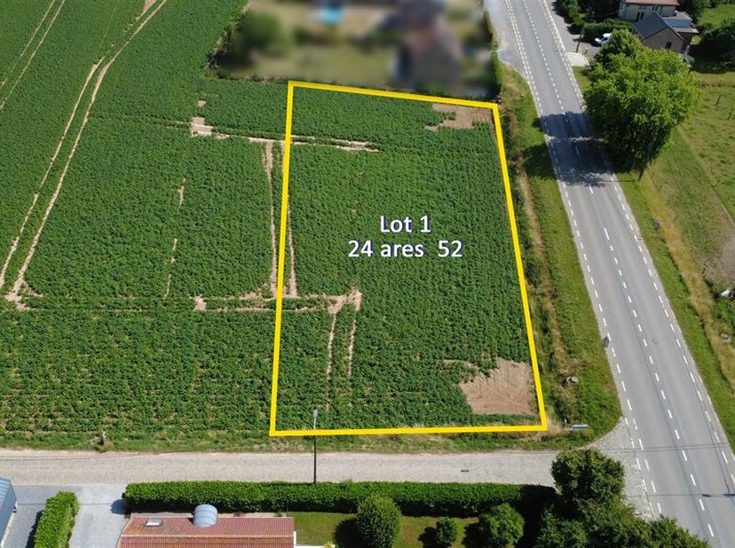 LImmobilière L.A. de Gembloux vous propose ce très beau terrain à bâtir au coeur du village de Geest-Gerompont-Petit-Rosière. Situé le long de la chau