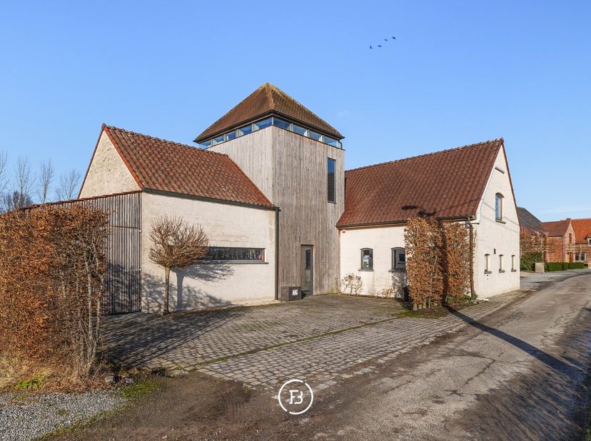 Découvrez le charme unique de cette ferme authentique, idylliquement située au bout d&#039;une impasse à Wolvertem. Cette ferme en forme de L, avec un cert