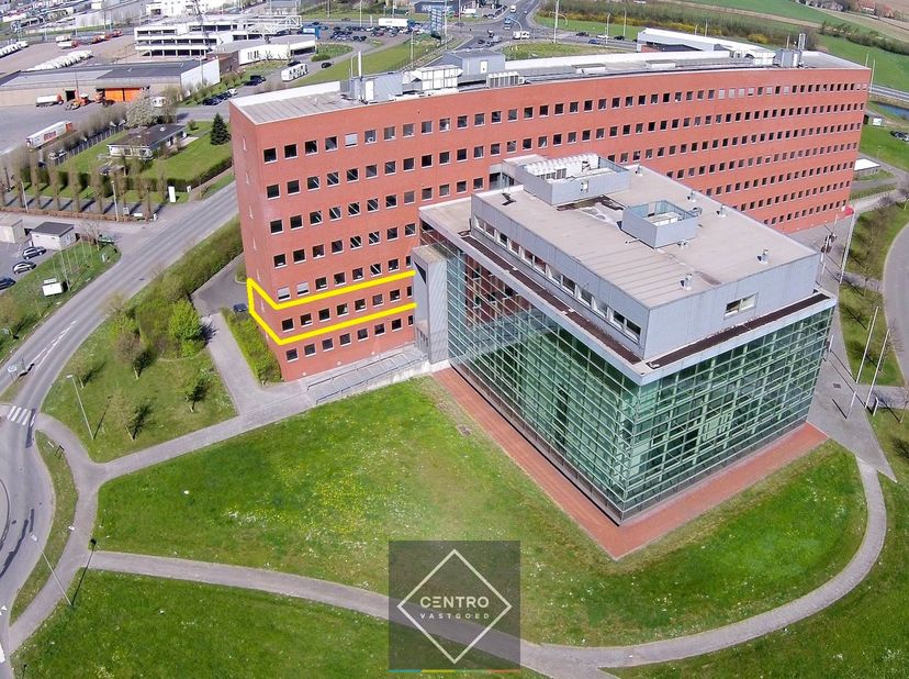 INDELING:&lt;br /&gt;
Eerste verdieping:&lt;br /&gt;
Trappenhal + lift - 4 burelen - landschapsbureel - keuken/kitchenette - sanitair m/v.&lt;br /&gt;
&lt;br /&gt;
AFWERKING: