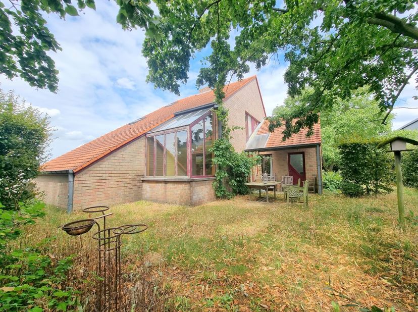 Charmante woning rustig gelegen te Bree op steenworp van het centrum. Structureel in orde, opfriswerk nodig. Grote open bebouwing met een bewoonbare o