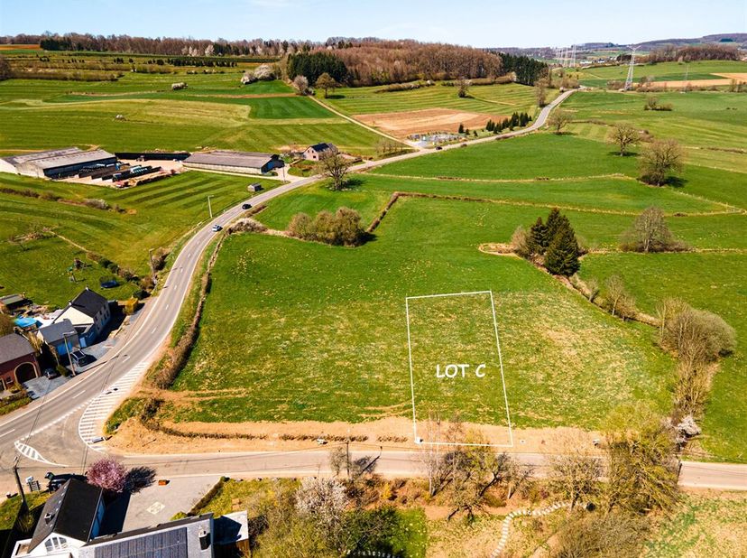 W Immobilière vous propose dans le charmant village d&#039;Habergy (Messancy), un superbe terrain constructible de 1222m², idéalement situé dans un secteur