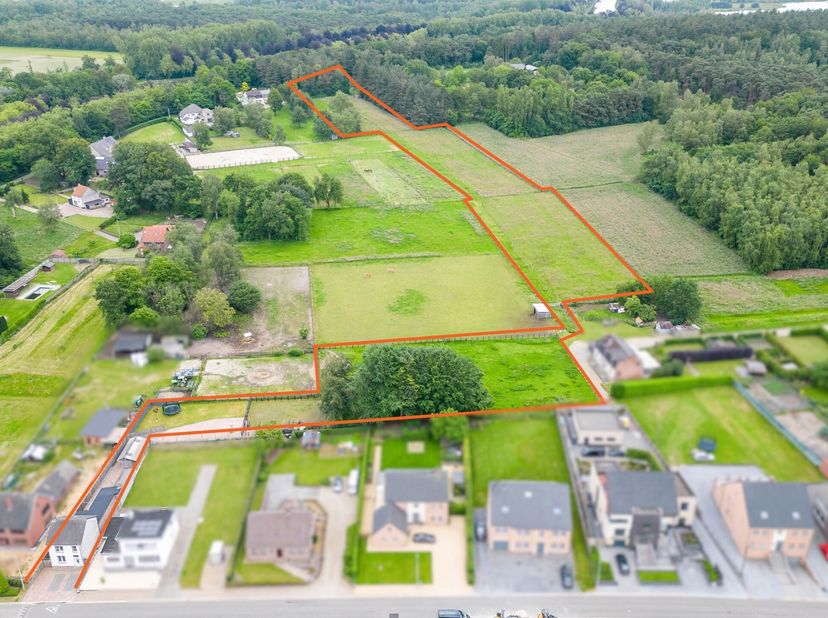 NIEUWE VOORWAARDEN!!&lt;br /&gt;
NEEROETEREN - Woning met paardenstallen op +/- 1ha70.&lt;br /&gt;
Bent u een paardenliefhebber op zoek naar de ideale locatie voo