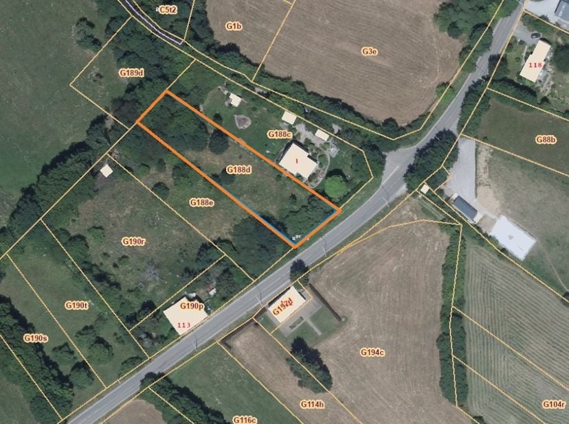 Ontdek de perfecte locatie voor uw nieuwe woning op dit prachtige perceel gelegen aan de Rue de la Rièze in Couvin. Met een oppervlakte van 2449 m² bi