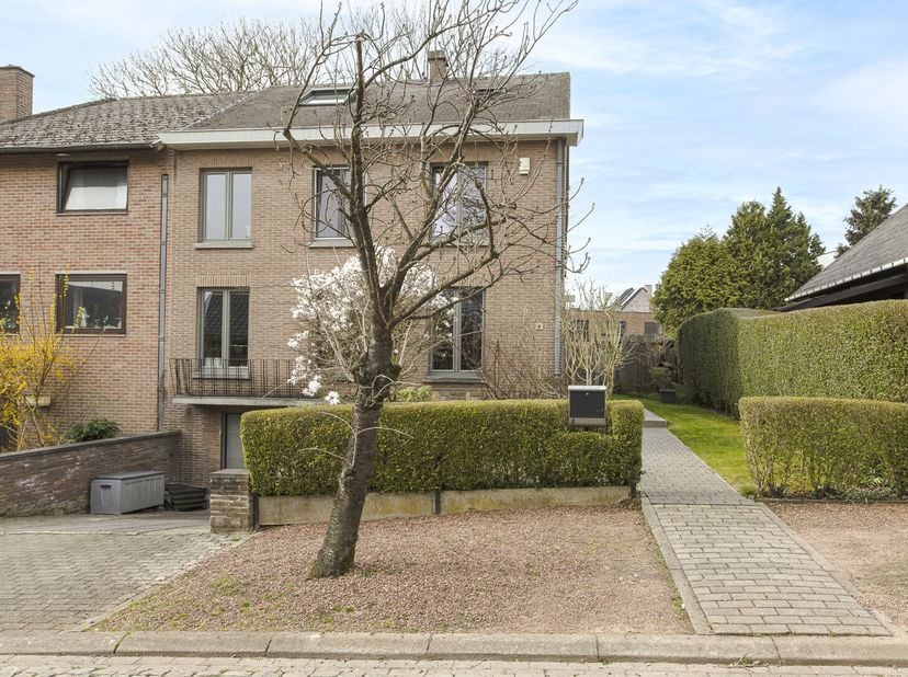 Ruime en comfortabele gezinswoning op een prachtige locatie nabij vele faciliteiten.&lt;br /&gt;
In een rustige, doodlopende straat tussen Dilbeek en Groot-