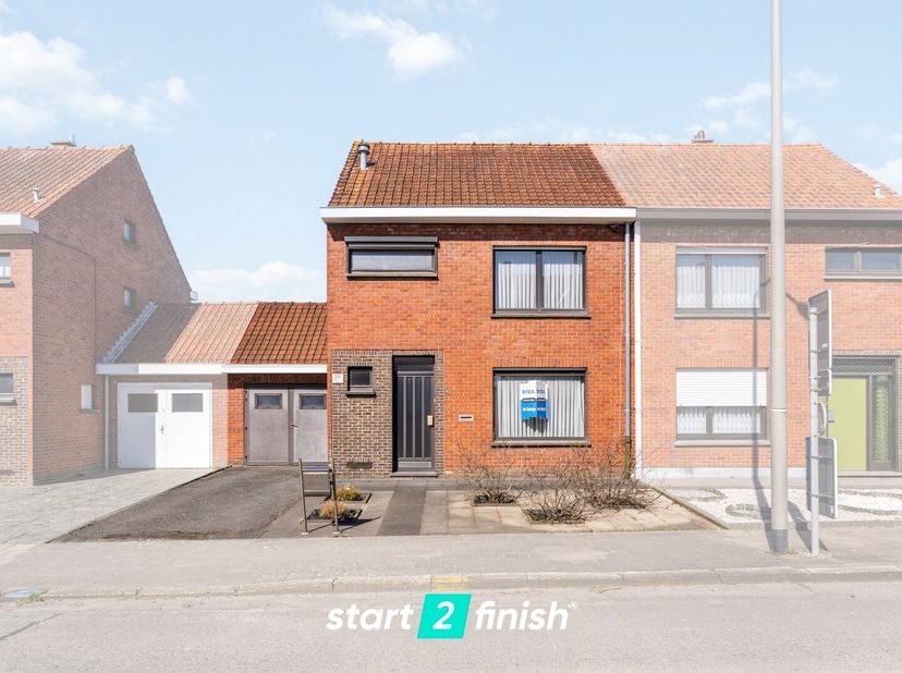 Deze ruime woning met leuke tuin is goedgelegen te Oostnieuwkerke met een uitstekende verbinding.&lt;br /&gt;
De indeling is als volgt: BENEDENVERDIEPING: i